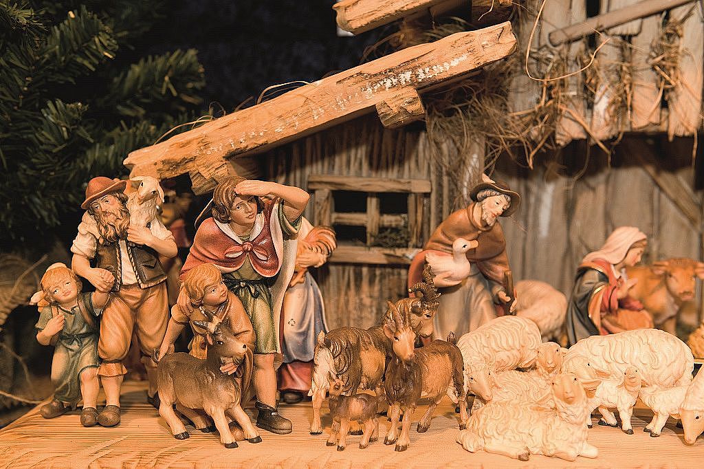 advent-market-hall-nativity-tirol-advertising-moserlaurin