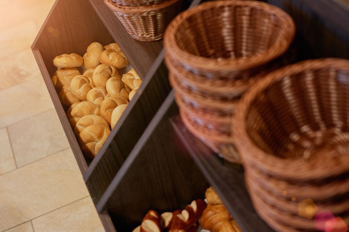 hwest-hotel-hall-budget-hotel-innsbruck-breakfast-buffet-breakfast-buns-rolls