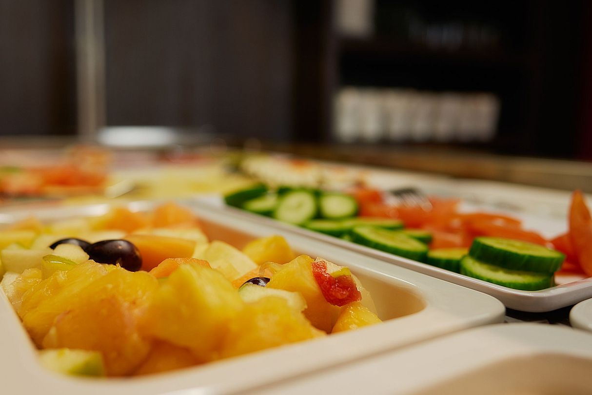 hwest-hotel-hall-budget-hotel-innsbruck-breakfast-buffet-fruits-vegetables