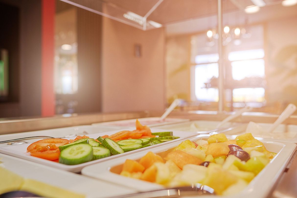 hwest-hotel-hall-budget-hotel-innsbruck-breakfast-buffet-vegetables-fruits