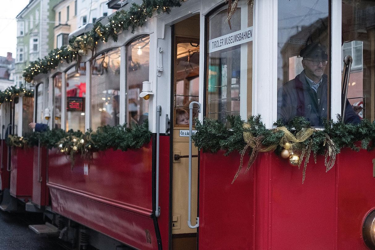 innsbruck-christmas-market-christmas-tram-tvb-innsbruck-daniel-zangerl-2