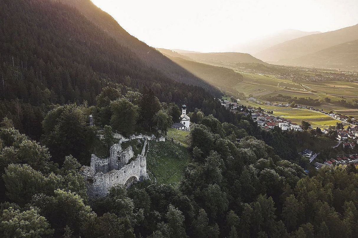 Burgruine & Romedikirchl Thaur