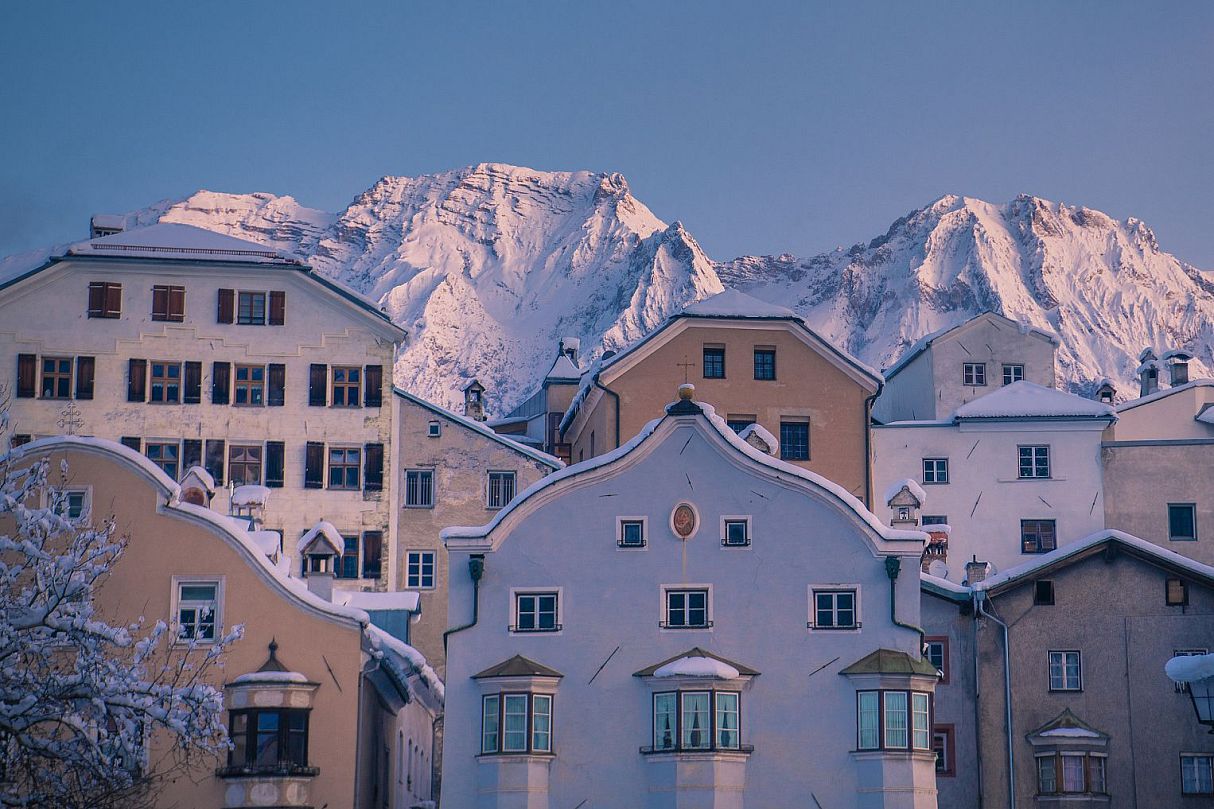 winter-in-hall-in-tyrol-old-town-tvb-hall-wattens