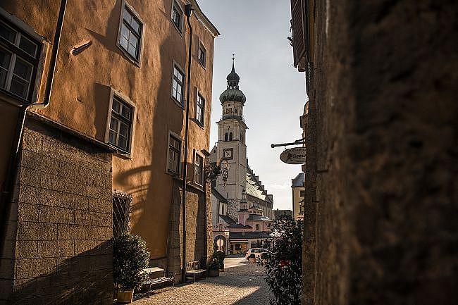 Radwandern-Tirol-Innradweg-Etappe-Hall-in-Tirol-groesste-Altstadt-Tirols-Rosengasse©tourismusverbandhallwattens