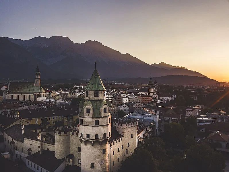 Tirol-Sommer-Sonnenaufgang-Burg-Hasegg-Altstadt-Hall-in-Tirol©tourismusverbandhallwattens