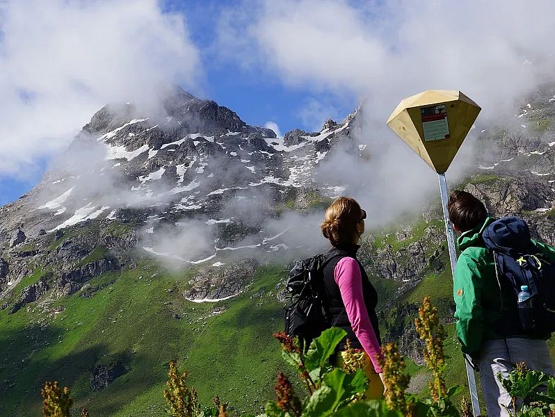 Wanderurlaub-Tirol-Bergkristalle-Lizumerhuette-Wattenberg©tourismusverbandhallwattens